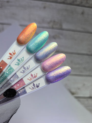 Гел лак Mermaid Glow 04 върху мостри, показващи многоцветни нюанси с блясък